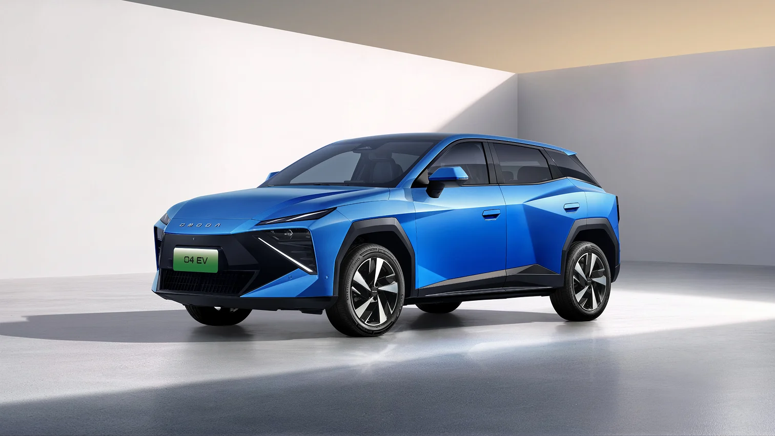 OMODA 04 EV biru di ruang pamer.