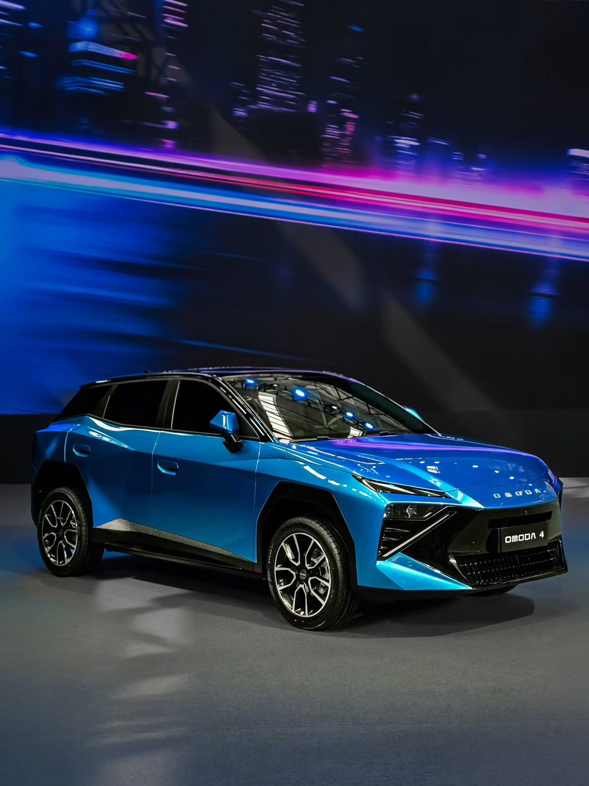 OMODA 04 EV biru tampak depan samping.