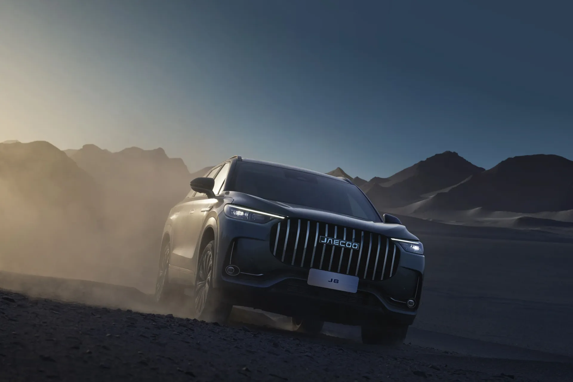 JAECOO J8 ARDIS tampak tiga perempat depan.